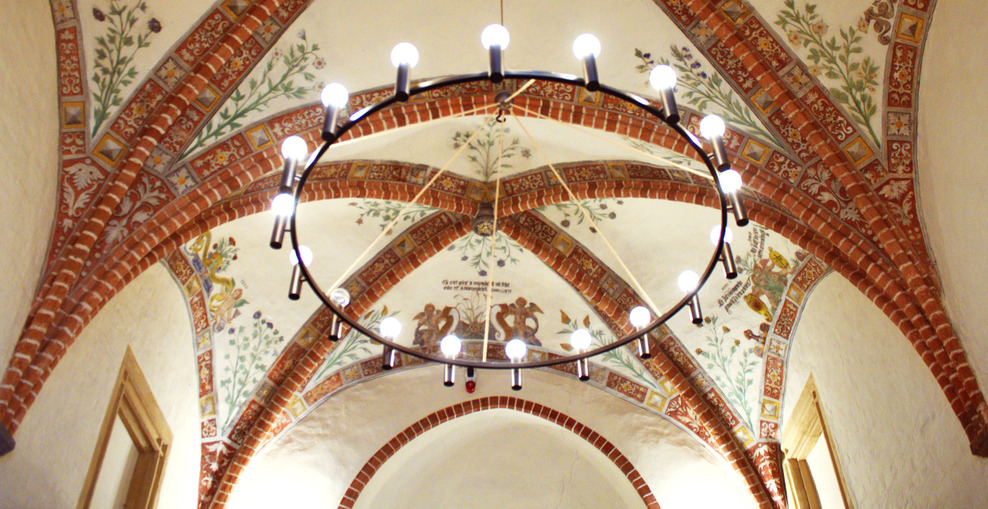 Foto aus der Kapelle des Amtsgerichts Winsen Luhe, Blick an die Decke mit Leuchter