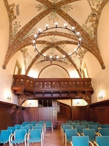 Foto der Schlosskapelle im Amtsgericht Winsen (Luhe), Empore und Rippengewölbe