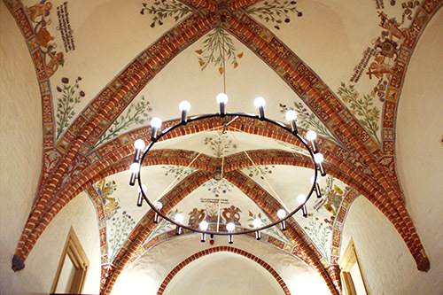 Foto der Schlosskapelle im Amtsgericht Winsen (Luhe), Innenansicht mit Rippengewölbe