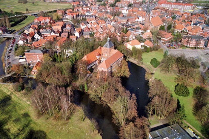Luftaufnahme des Schloss Winsen (Luhe) im Park