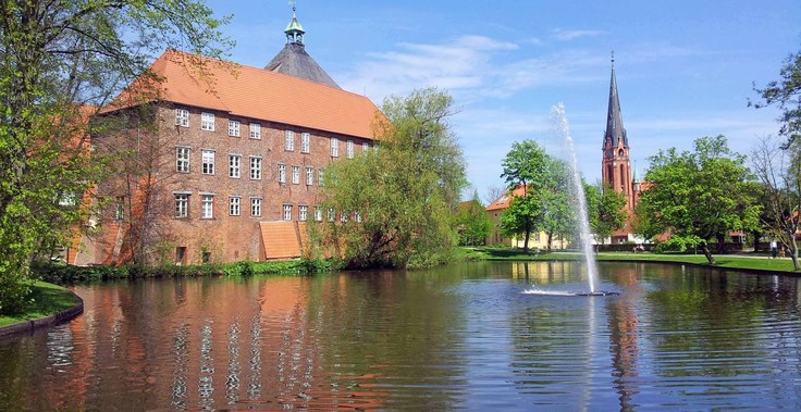 Foto vom Gebäude des Amtsgerichts Winsen/Luhe. Blick über den Graben.