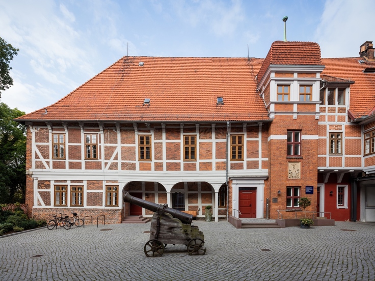 Foto des Gebäudes vom Amtsgericht Winsen (Luhe), Innenhof des Schlosses mit Kanone
