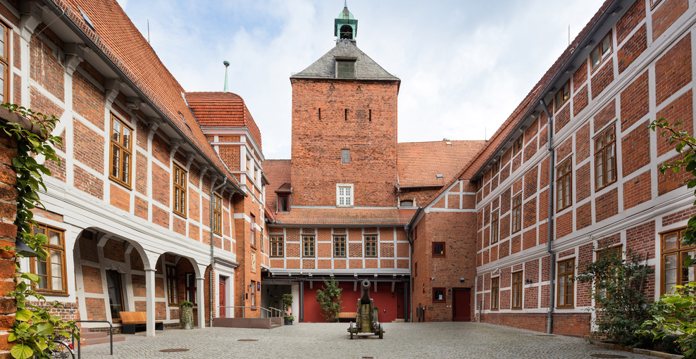Foto mit dem Gebäude des Amtsgerichts Winsen (Luhe), Blick in den Innenhof des Schlosses