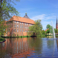 Foto des Gebäudes vom Amtsgericht Winsen (Luhe), Ansicht des Schlosses mit See